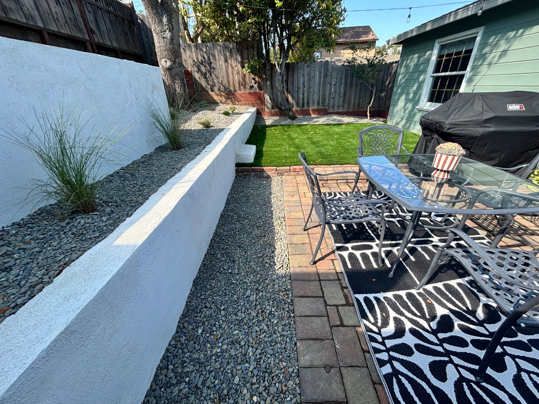 Modern stucco retaining wall and backyard landscape installation in San Jose, California